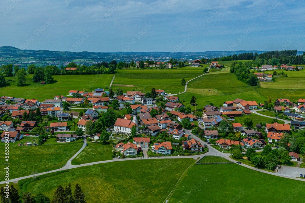 Ausblick auf die Gemeinde Moosbach am Rottachsee im Oberallgäu
