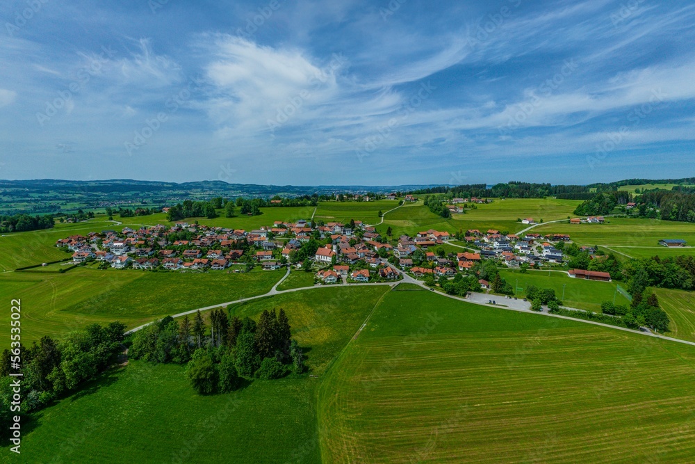 Moosbach am Rottachsee im Oberallgäu im Luftbild