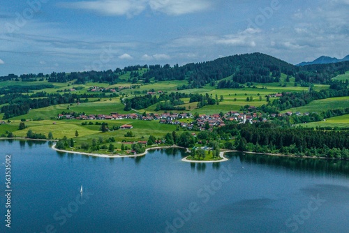 Blick über den Rottachsee im Allgäu auf die Gemeinde Petersthal