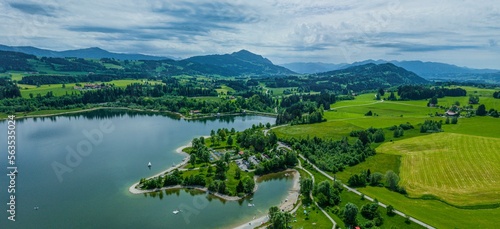 Ausblick auf das Freizeitzentrum bei Moosbach am Rottachsee im Allgäuer Seenland