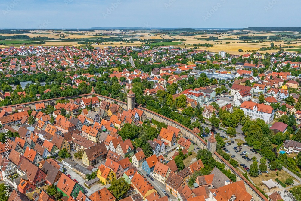Rothenburg ob der Tauber aus der Luft, die nordöstliche Altstadt mit Stadtmauer, Galgentor und Thomasturm