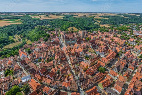 Die berühmte Altstadt von Rothenburg ob der Tauber im Luftbild, Marktplatz, Rathaus, St. Jakob, Hafengasse