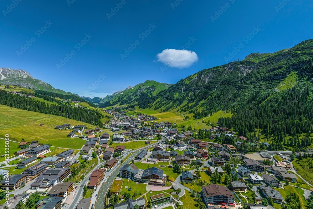 Sommer in Lech am Arlberg, Ausblick auf den Ort