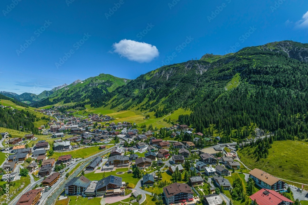 Ausblick auf Lech am Arlberg, mondäner Wintersport-Ort und lohnendes Ziel für Alpinisten zu jeder Jahreszeit
