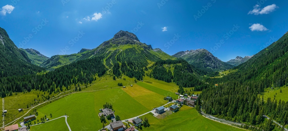 Hochgebirgslandschaft bei Lech am Arlberg, Blick zum imposanten Omeshorn und ins Zugertal