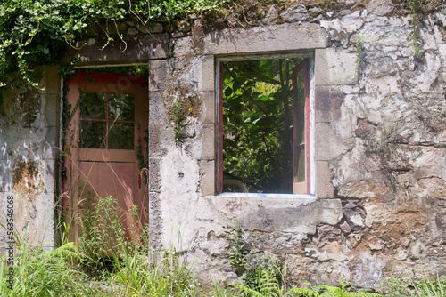 Azores, Sao Miguel, view of a old rotten house during a hike © Micha 