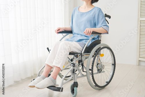 家で車椅子に乗る障がい者女性 顔無し
