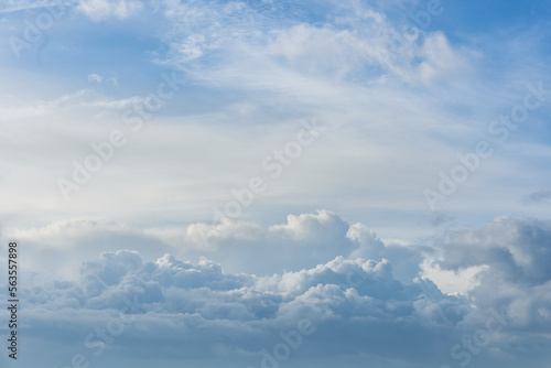 Fototapeta Naklejka Na Ścianę i Meble -  Ciel vaporeux avec nuage