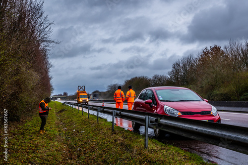 Véhicule en panne sur l'autoroute