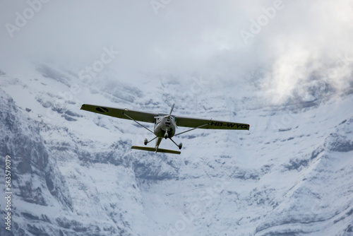 Fototapeta Naklejka Na Ścianę i Meble -  Fly in swiss alps , dramatic scenery