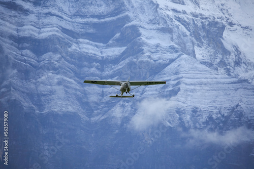 Fototapeta Naklejka Na Ścianę i Meble -  Fly in swiss alps