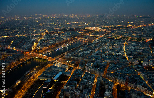 Traumhafter abendlicher Blick über das nächtliche Paris vom Eiffelturm aus