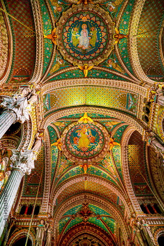 Cathédrale Eglise catholique Plafond fresque doré