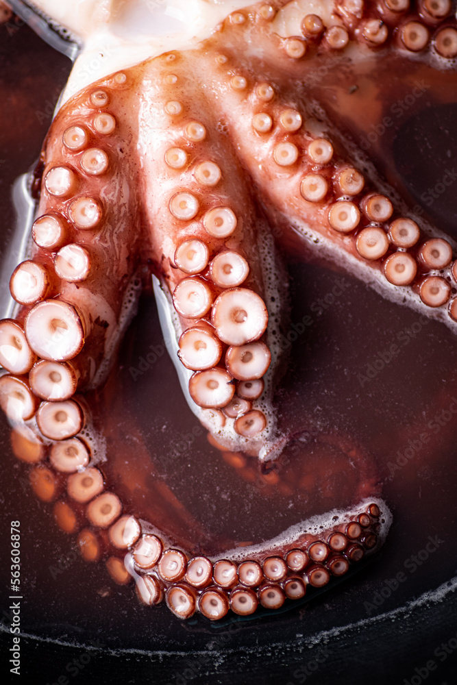 The tentacles of the octopus are boiled in water. The tentacles of the octopus are boiled in water.
