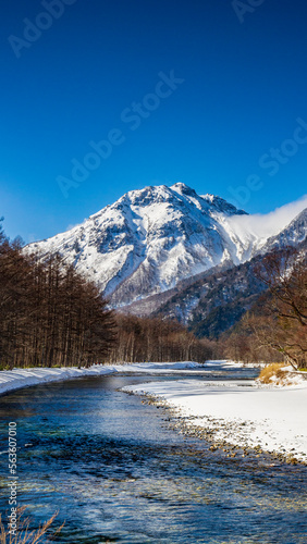 冬の上高地　河童橋から見る焼岳　縦構図 photo