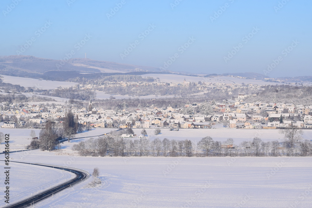 Obraz premium eingeschneites Eifeldorf im Winter 2023