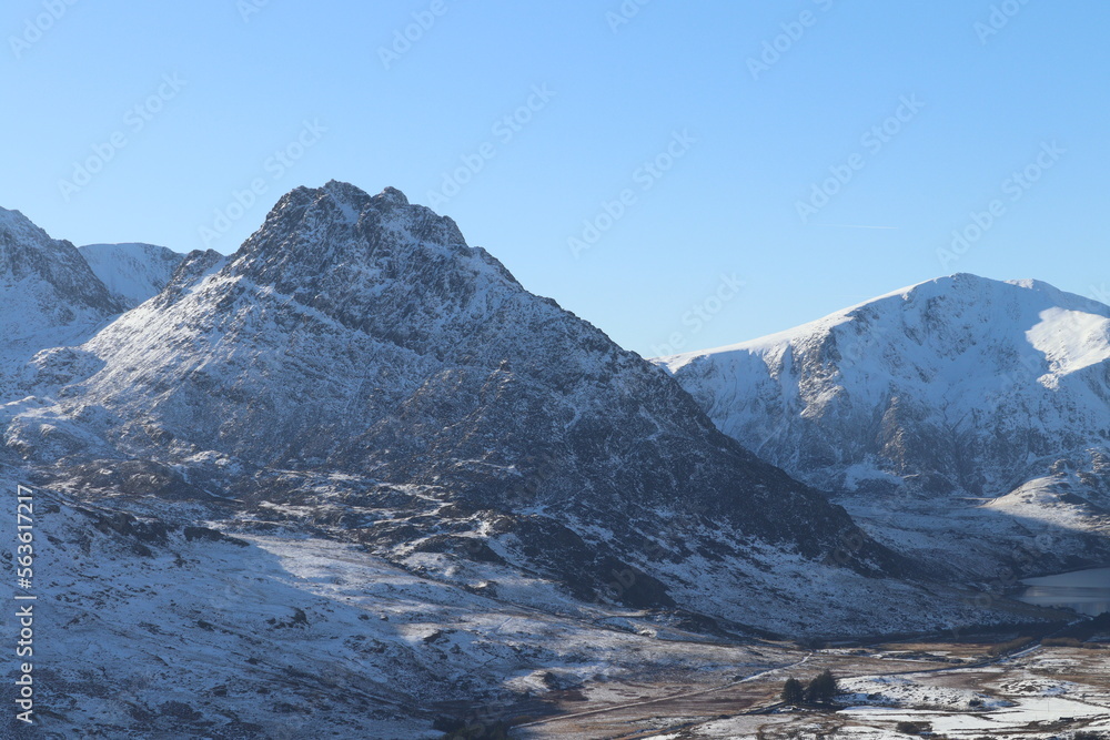 Fototapeta premium Snowdonia tryfan carneddau glyderau winter wales