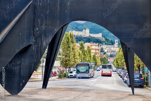spoleto, italien - bahnhofsplatz mit skulptur und blick zur rocca albornoziana im hintergrund photo
