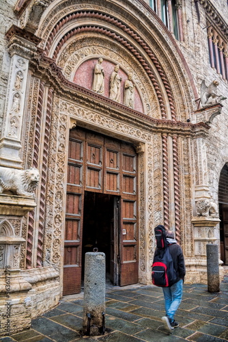 perugia, italien - seitenportal am palazzo dei priori © ArTo
