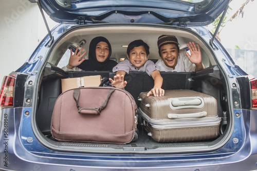 Canvas Print Muslim family travel by car during eid mubarak celebration