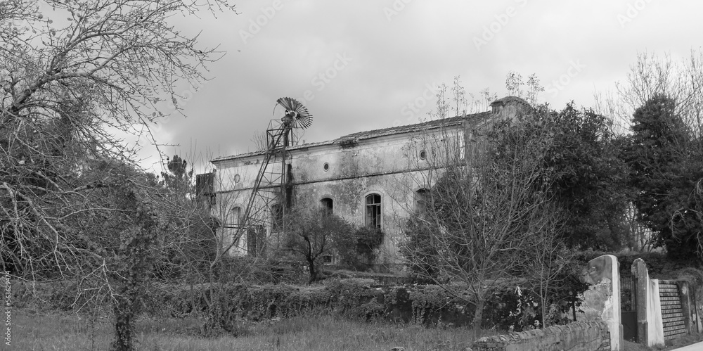 Obraz premium Old house with pinwheel.