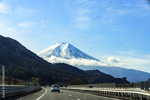 高速道路から見た富士山