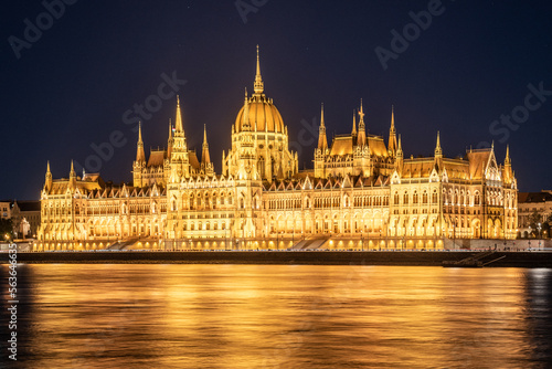 Parlamentsgebäude Budapest bei Nacht