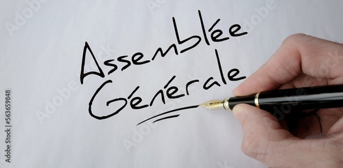 assemblée générale à la main