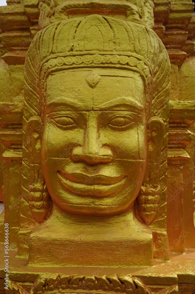 Buddha als Statue, gold, frontal, originale Statue aus Kambodscha