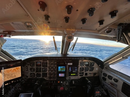 Fototapeta Naklejka Na Ścianę i Meble -  cockpit of king air over western Canada