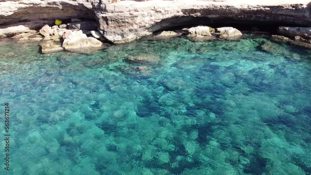 Video grabando de cerca el mar y alejándose hasta ver la isla. Video grabando de cerca el mar y alejándose hasta ver la isla.