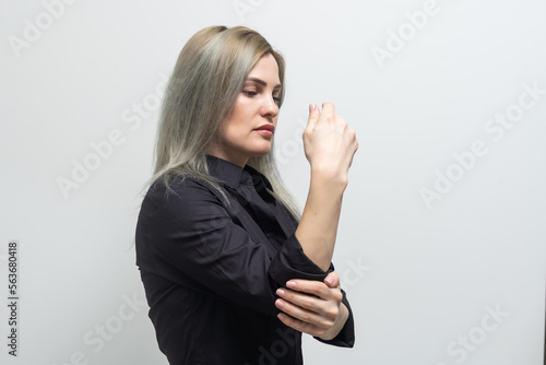 Wallpaper Mural a young girl's arm hurts Torontodigital.ca