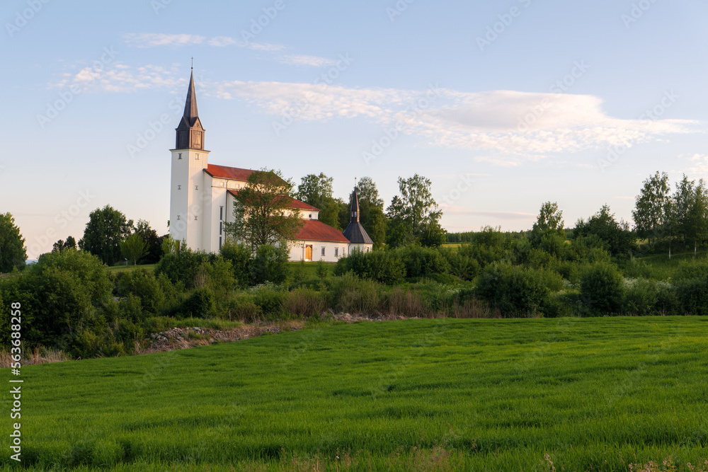 Veldre kirke, Kirche ist eine Pfarrkirche in der Gemeinde Ringsaker in der Provinz Innlandet, Norwegen. Es befindet sich im Dorf Byflaten direkt am Pilgerweg St. Olavsweg von Oslo nach Trondheim