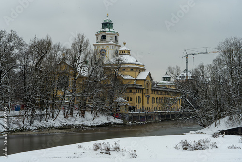 Die Münchner Isar im Winter: Müllersches Volksbad photo