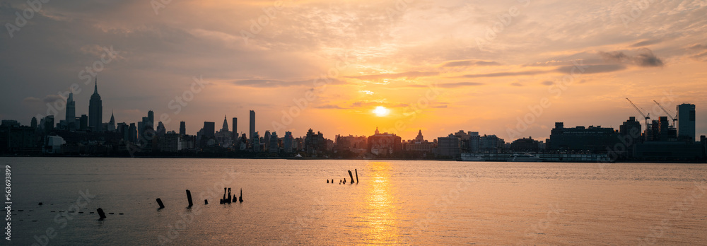 Naklejka premium sunset over the river new York city sun summer 