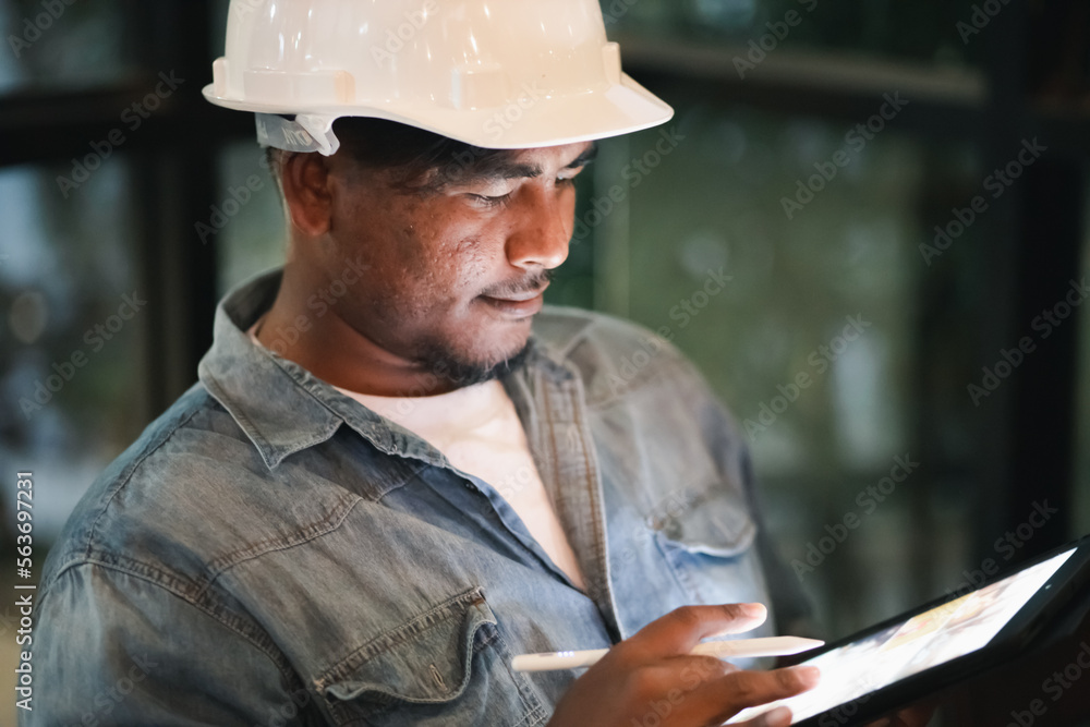 night work concept Engineers spend their free time designing the construction industry. night work concept Engineers spend their free time designing the construction industry.