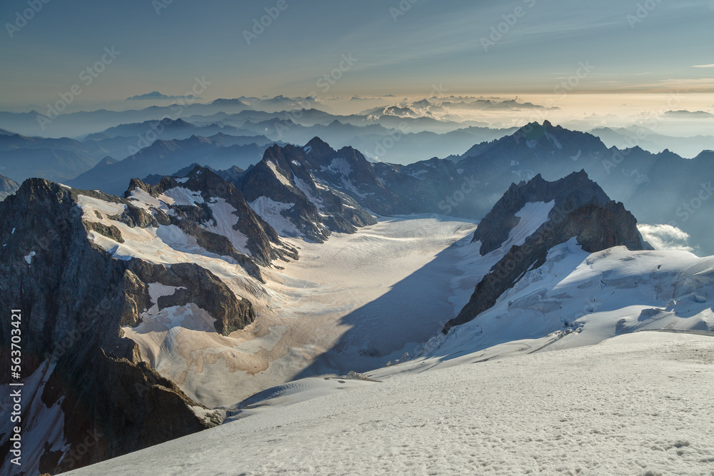 Panorama sur les cimes des Alpes au lever de soleil depuis le Dôme des Ecrins, Hautes-alpes, France