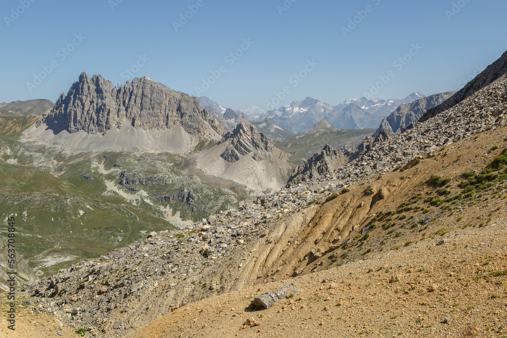 Paysages de la vallée de la Clarée au nord des Hautes-Alpes en France, en été