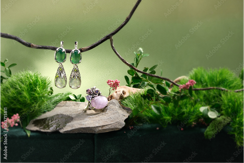 Foto Stock Elegant jewelry set. Jewellery set with gemstones. Jewelry  accessories collage. Product still life concept. Ring, necklace and  earrings. | Adobe Stock