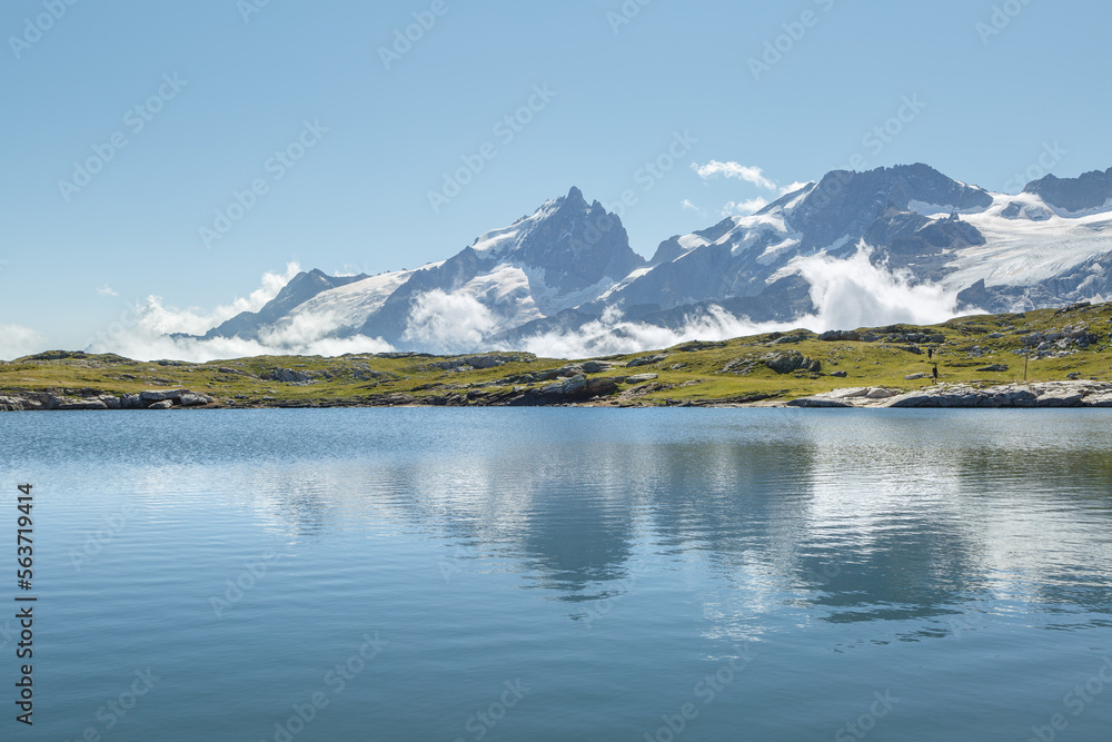 Reflets de la Meije dans le lac Noir sur le plateau d'Emparis Reflets de la Meije dans le lac Noir sur le plateau d'Emparis