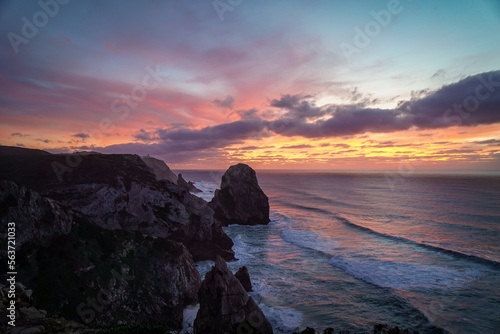 Sonnenuntergang hinter den Klippen an der Küste am Meer