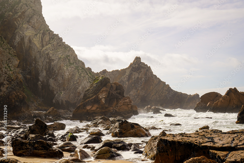 Naklejka premium Hohe Klippen am Strand von Portugal