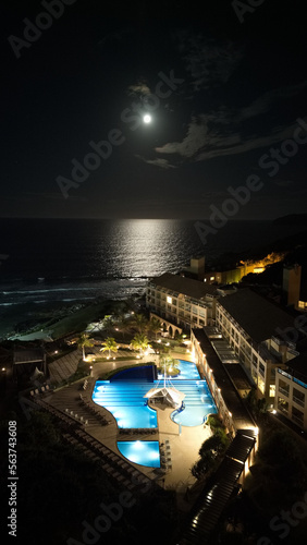 Foto do nascer da lua na praia do Santinho em Florianópolis, com imagens do resort Costão do Santinho photo