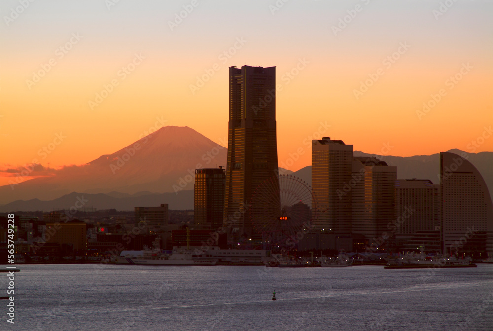 横浜みなとみらいと富士山(2005年撮影) 横浜みなとみらいと富士山(2005年撮影)