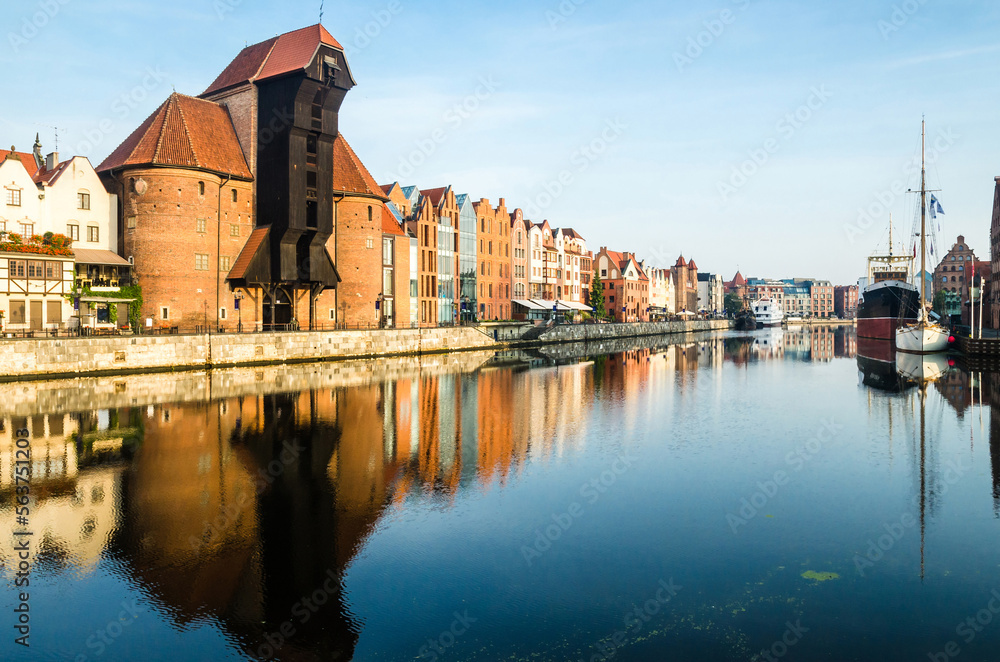 Obraz premium Crane Zuraw building, Motlawa river embankment , Gdansk, Poland