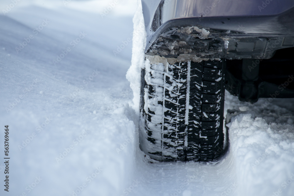 冬の道路　運転　雪　スタッドレスタイヤ　イメージ