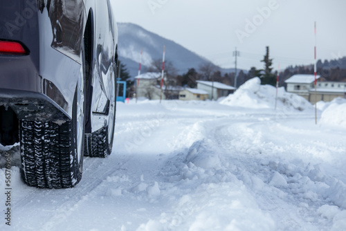 冬の道路　運転　雪　スタッドレスタイヤ　イメージ © amosfal