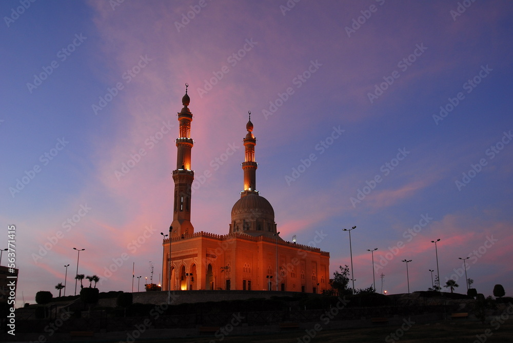 エジプト・アスワンのエル・タビアモスクの夕景
