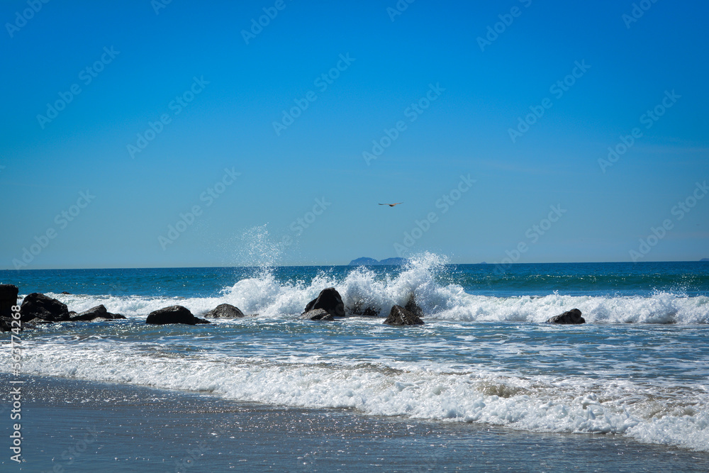 Fototapeta premium Waves on the rocks