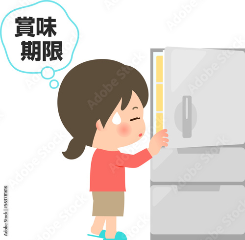 冷蔵庫を開けて賞味期限を気にする女性